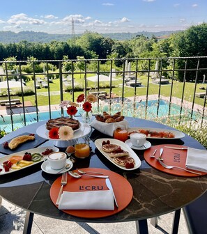 Petit déjeuner buffet (20 EUR par personne)
