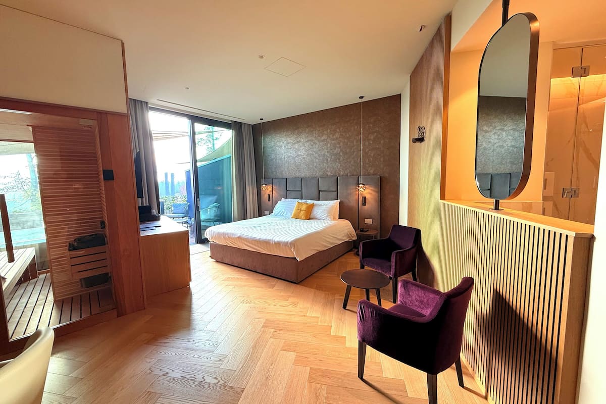 elite suite | 1 bedroom, premium bedding, down duvets, minibar