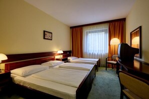 Comfort Double Room | 1 bedroom, in-room safe, desk, blackout drapes