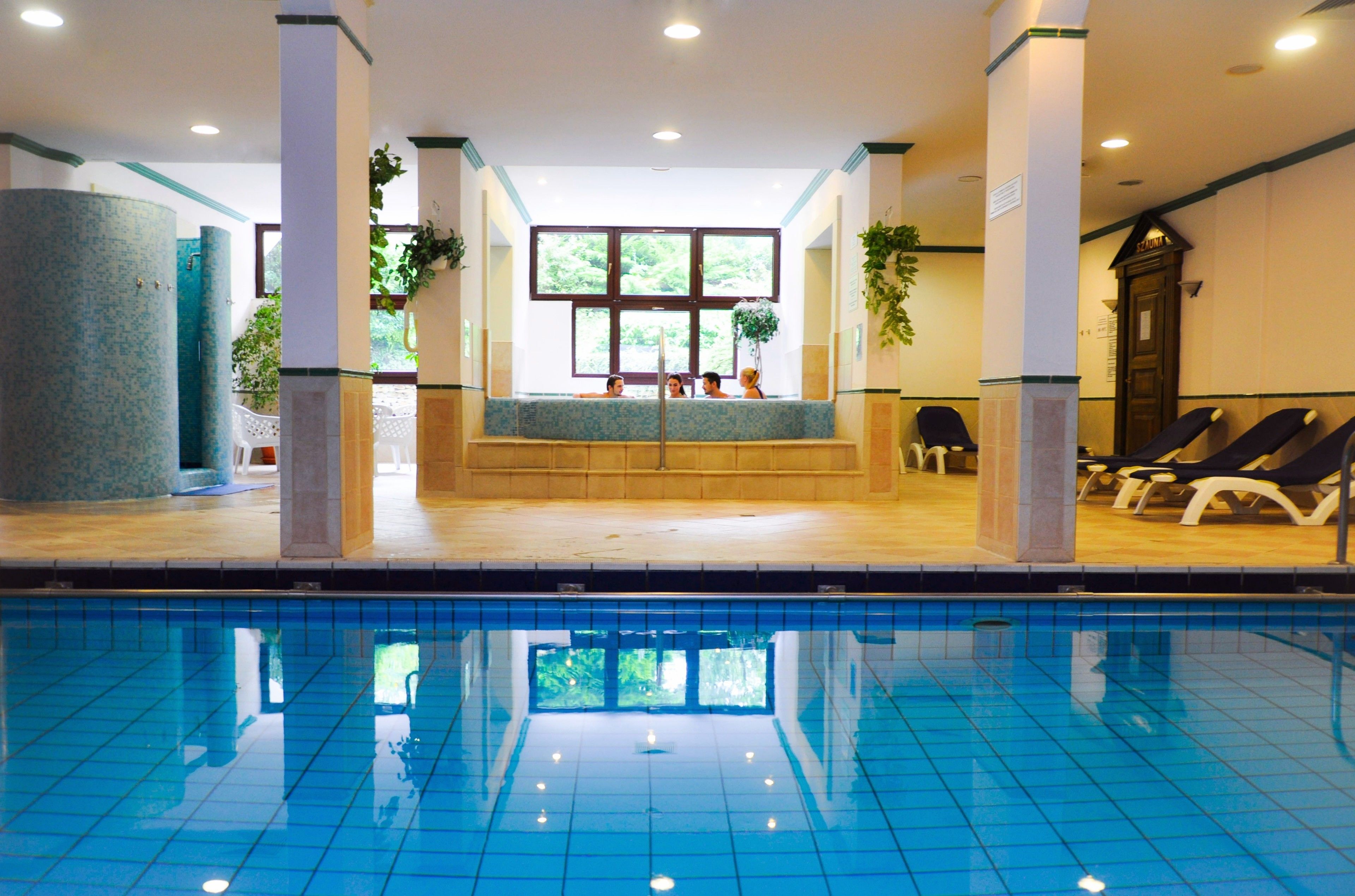 Alberca techada y camastros 