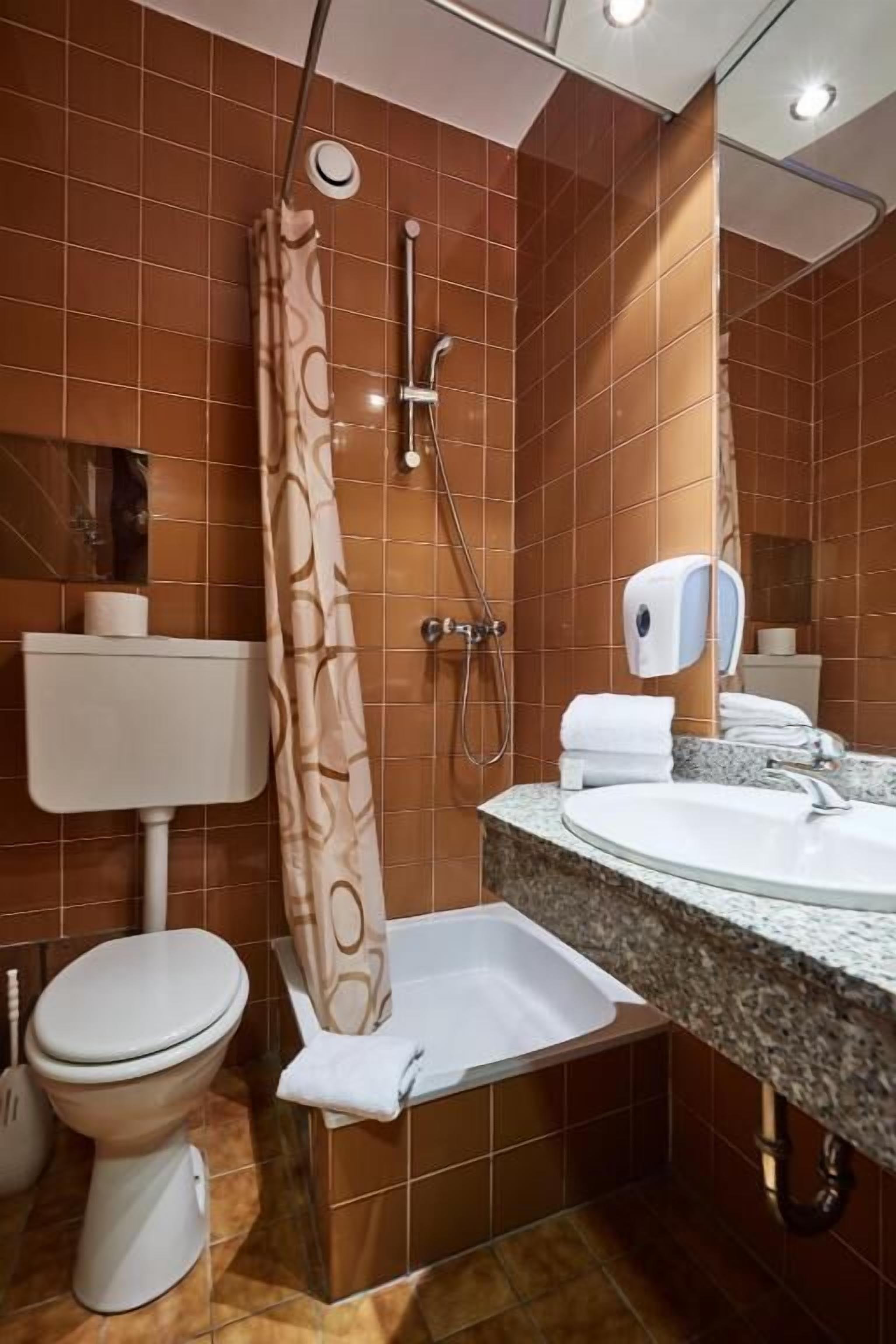 basic double room | bathroom | hair dryer, towels