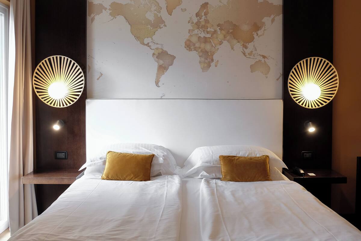Map Room | Allergitestet sengetøy, minibar, safe på rommet og skrivebord