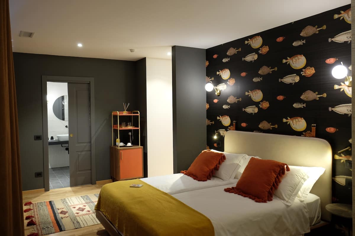 Junior Suite | Hypo-allergenic bedding, minibar, in-room safe, desk