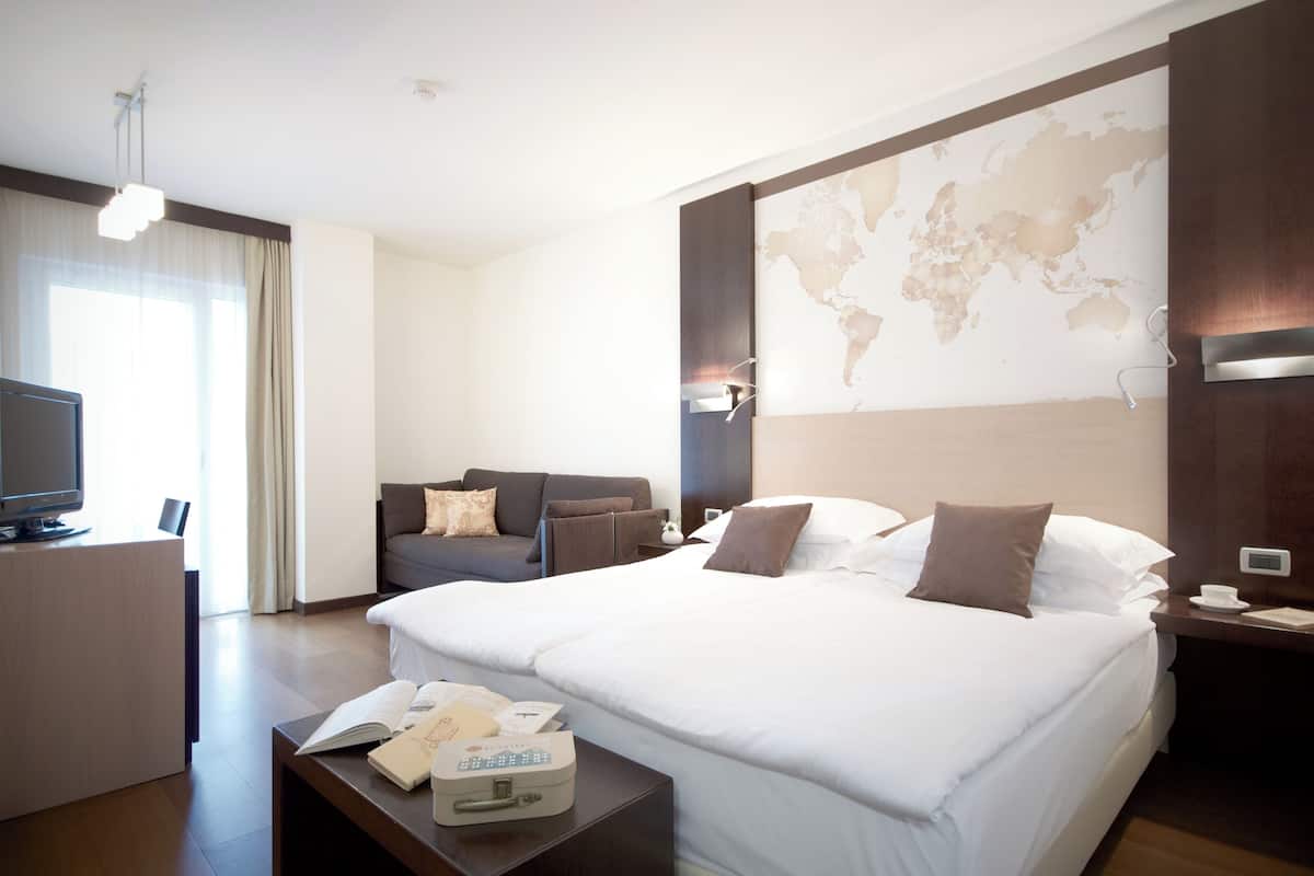 Superior Room (Map) | Hypo-allergenic bedding, minibar, in-room safe, desk