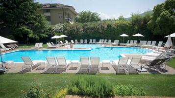 Piscina all'aperto, lettini