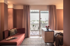 Deluxe Room | Hypo-allergenic bedding, minibar, in-room safe, desk