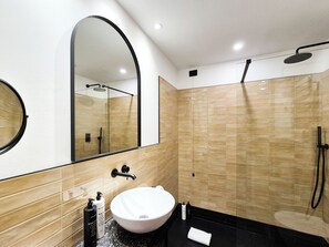 Map Room PLUS (garden view) | Bathroom | Shower, free toiletries, hair dryer, towels - Hotel Luise (Riva del Garda)