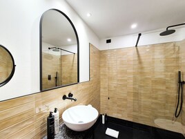 Map Room PLUS (garden view) | Bathroom | Shower, free toiletries, hair dryer, towels