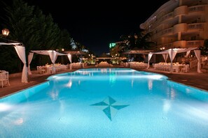 Una piscina al aire libre de temporada