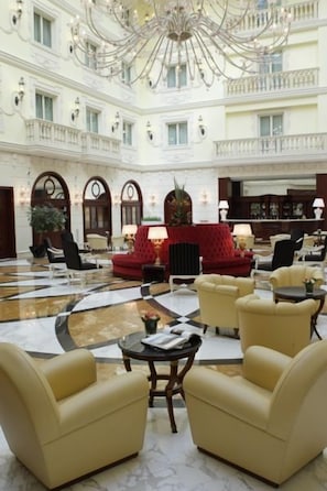 Lobby sitting area - Grand Hotel Vanvitelli (San Marco Evangelista)