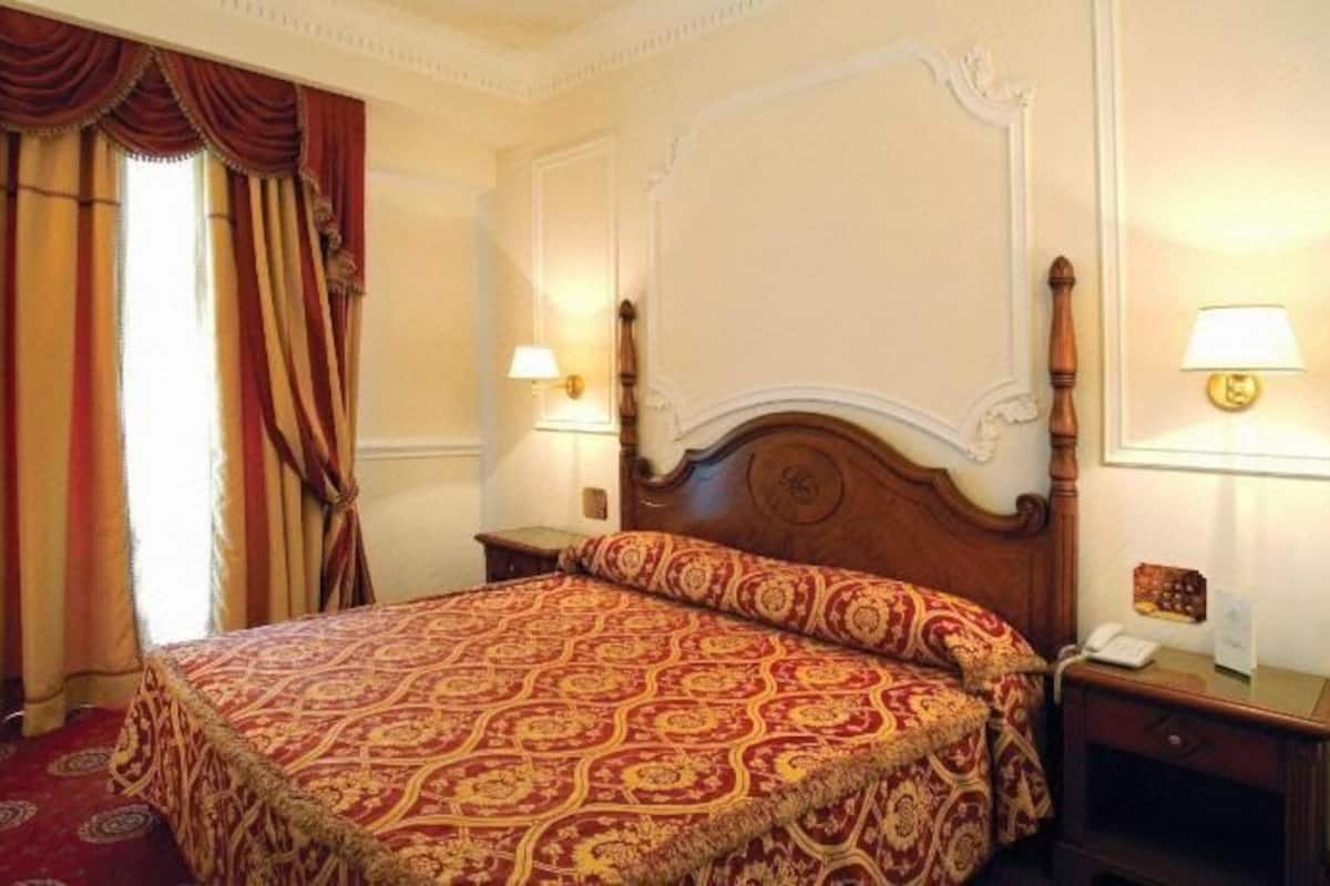 Minibar, Zimmersafe, Schreibtisch, Verdunkelungsvorhänge