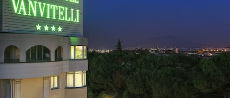 En hotellskylt med namnet ”Grand Hotel Vanvitelli” och tre stjärnor.