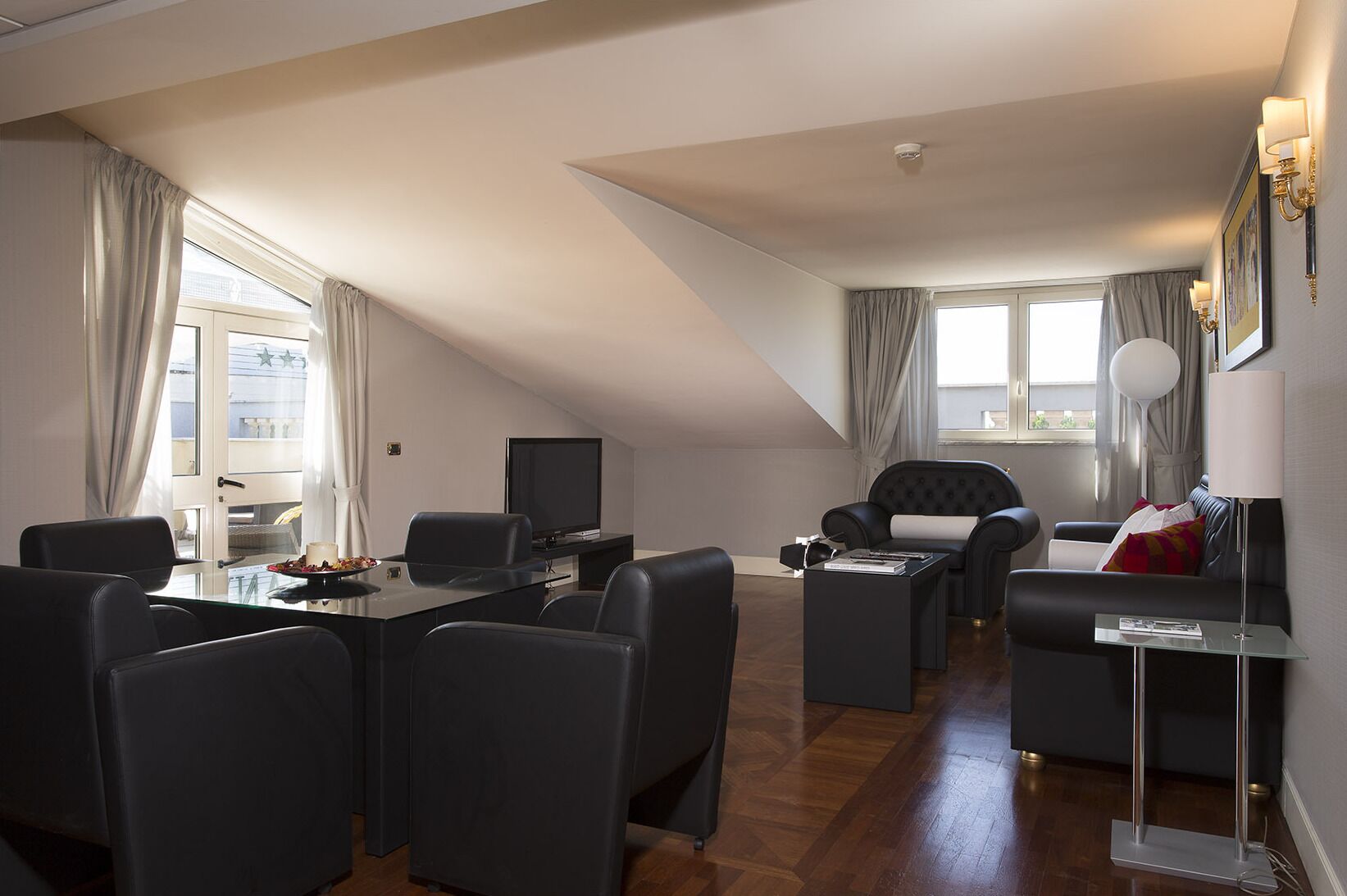 suite, 1 double bed | living area | 39-inch flat-screen tv with digital channels, tv