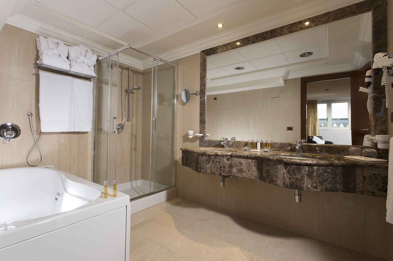 suite, 1 double bed | minibar, in-room safe, desk, blackout curtains