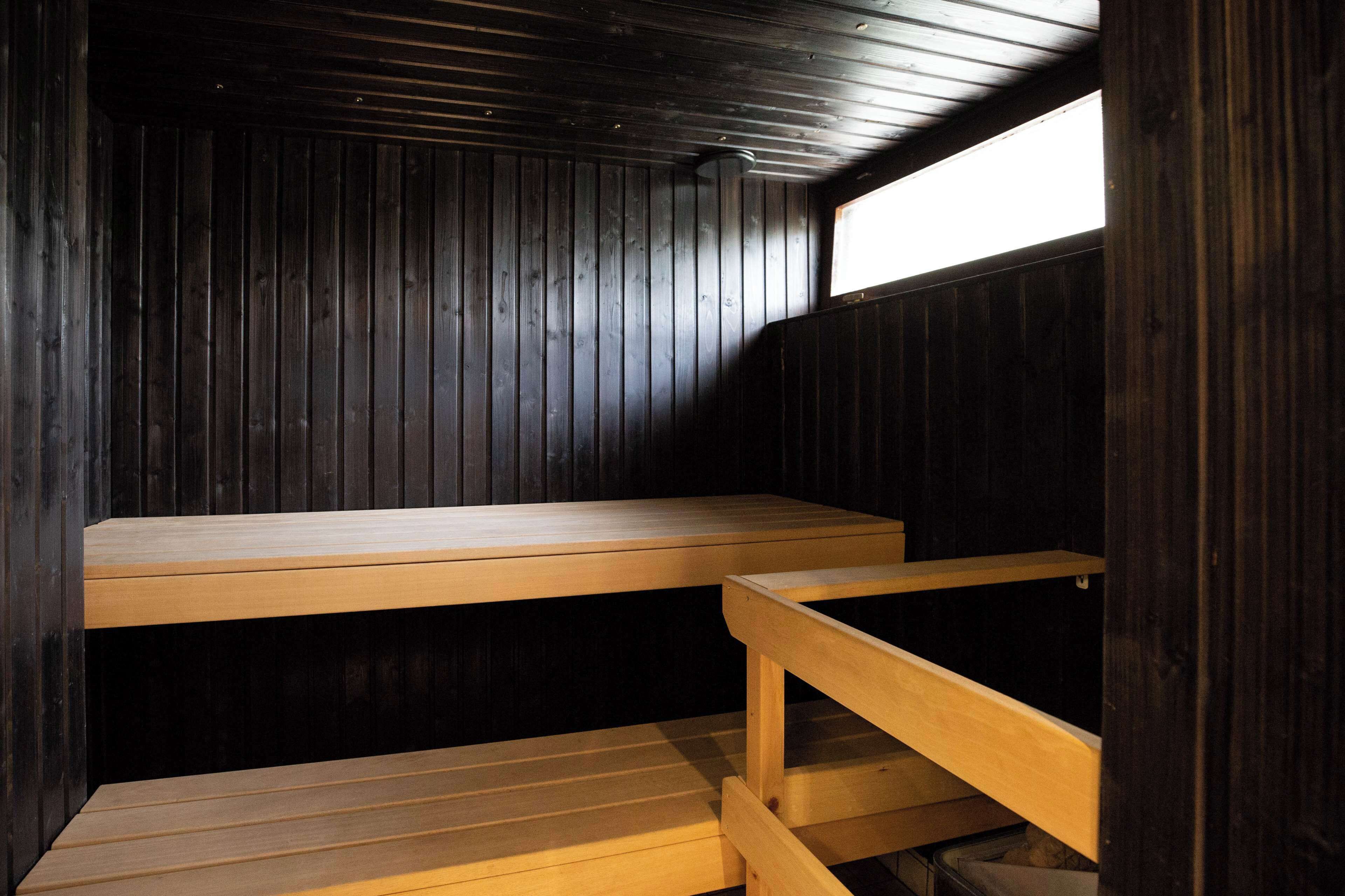 Una sauna con bancos de madera y techo inclinado.