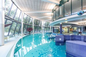 4 piscinas cubiertas, una piscina al aire libre