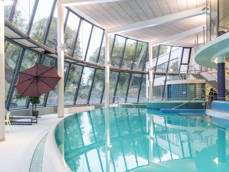 4 indoor pools, outdoor pool