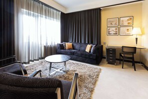 Habitación superior, 1 cama King size y sofá cama (Plus) | Escritorio, cortinas blackout, wifi gratis y ropa de cama 