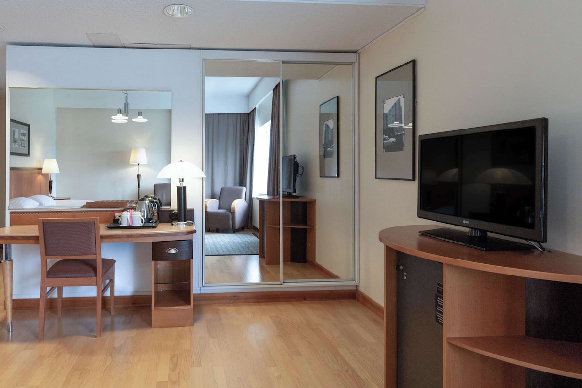 Habitación superior, 1 cama King size, sauna | Escritorio, cortinas blackout, wifi gratis y ropa de cama