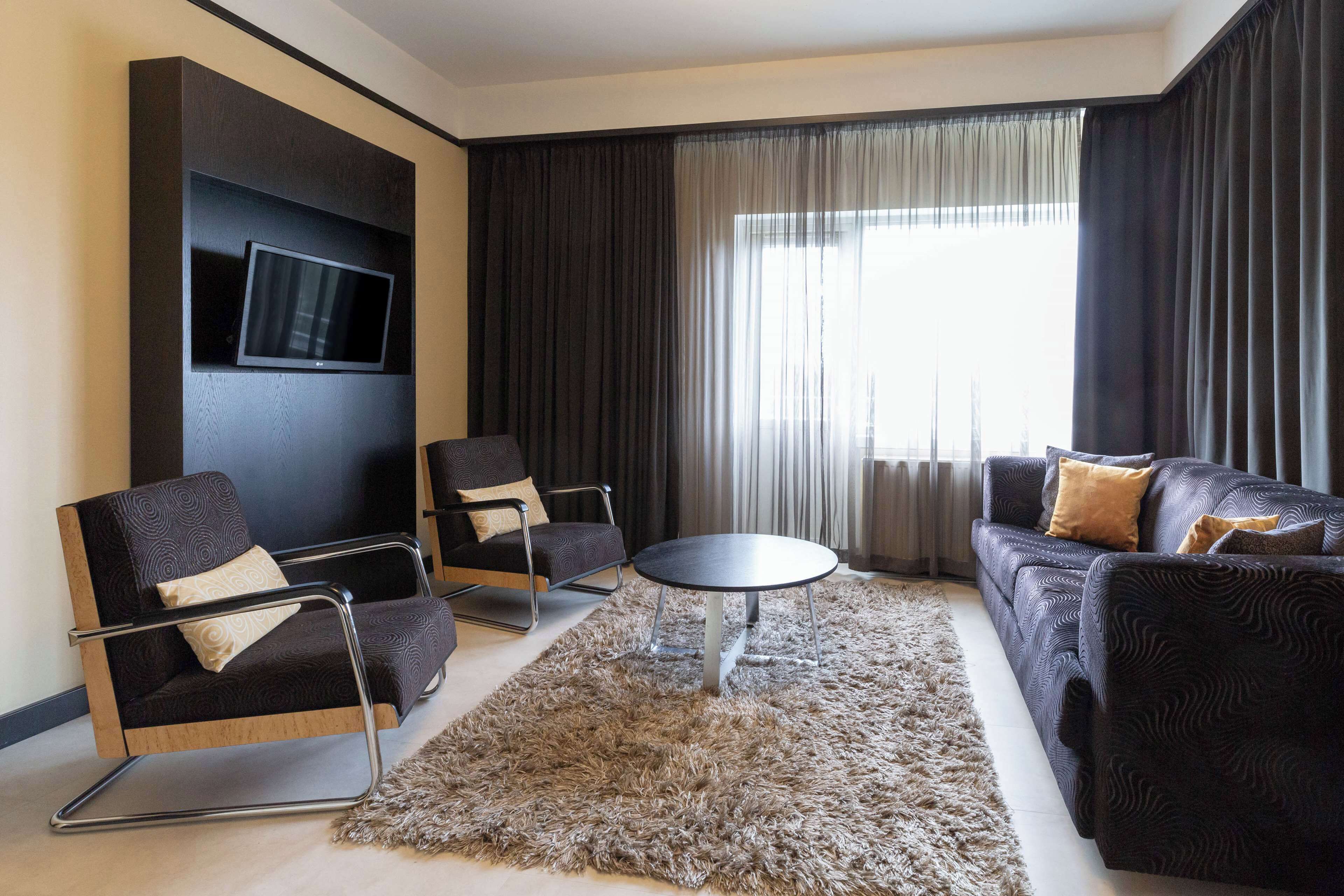 Kamar Superior, 1 Tempat Tidur King dengan tempat tidur Sofa (Plus) | Meja kerja, tirai kedap cahaya, Wi-Fi gratis, dan seprai linen