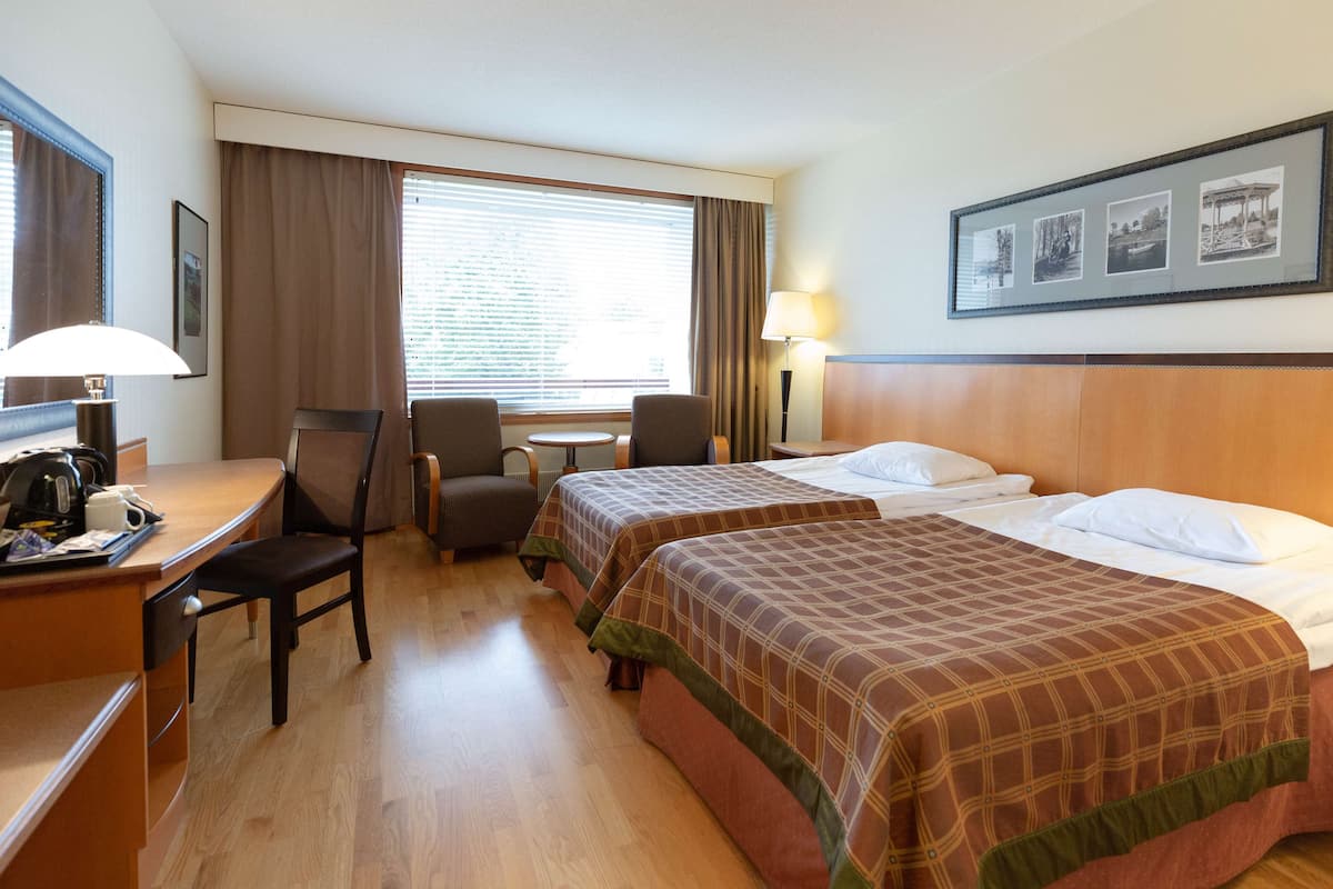 Escritorio, cortinas blackout, wifi gratis y ropa de cama