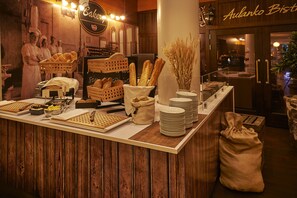 Se ofrece un desayuno bufé (21 EUR por persona)