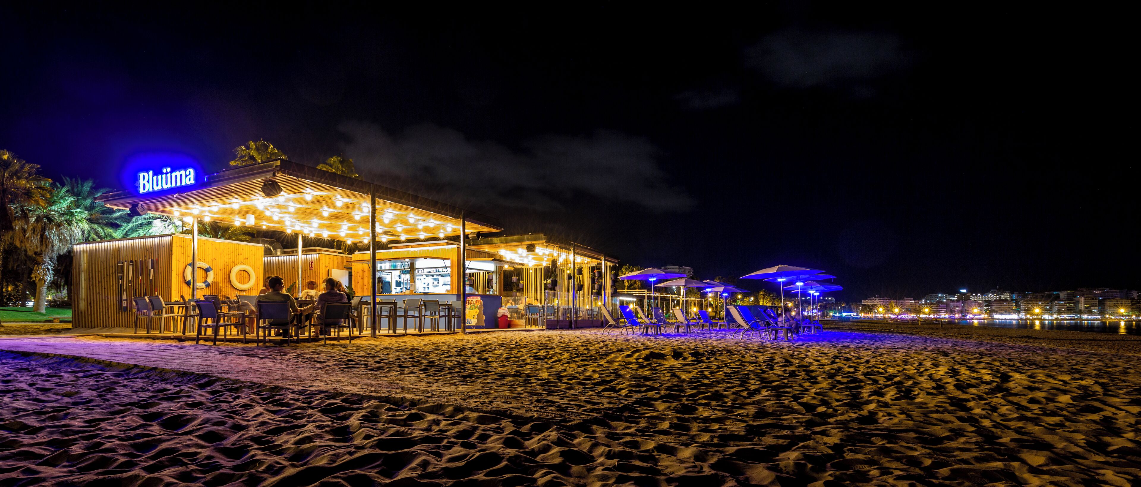 Un restaurante frente al mar con terraza y sombrillas, con vistas a la playa.