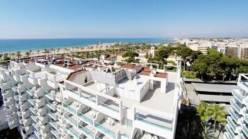 On the beach, sun-loungers, beach umbrellas, 10 beach bars