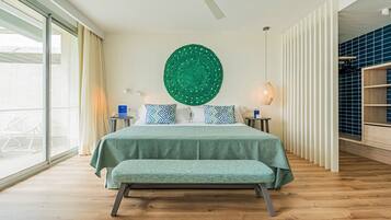Un dormitorio moderno con una cama grande, un ventilador de techo, un tapiz verde y vistas al exterior.