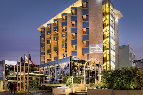 住宿正面 - 傍晚/夜晚