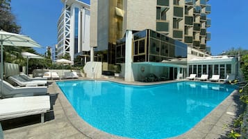 Alberca al aire libre por temporada y camastros