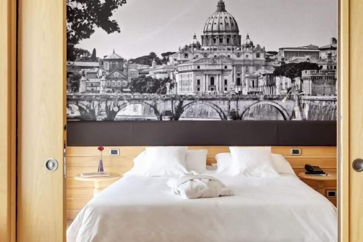 1 bedroom, hypo-allergenic bedding, minibar, in-room safe