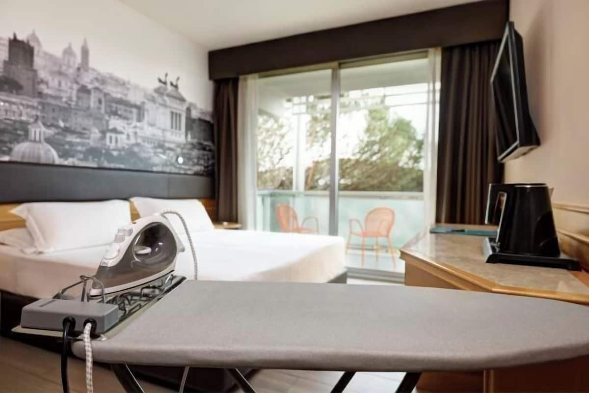 1 bedroom, hypo-allergenic bedding, minibar, in-room safe
