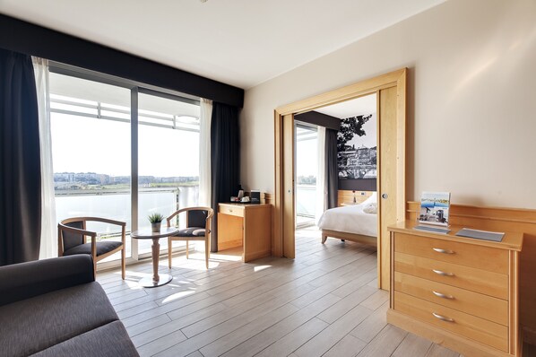 Bộ đồ giường kháng dị ứng, minibar, két bảo mật tại phòng, bàn 