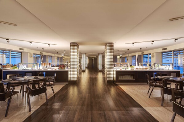 2 restaurants, serveren ontbijt