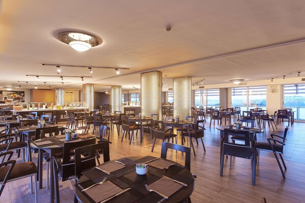 2 restaurants, breakfast served