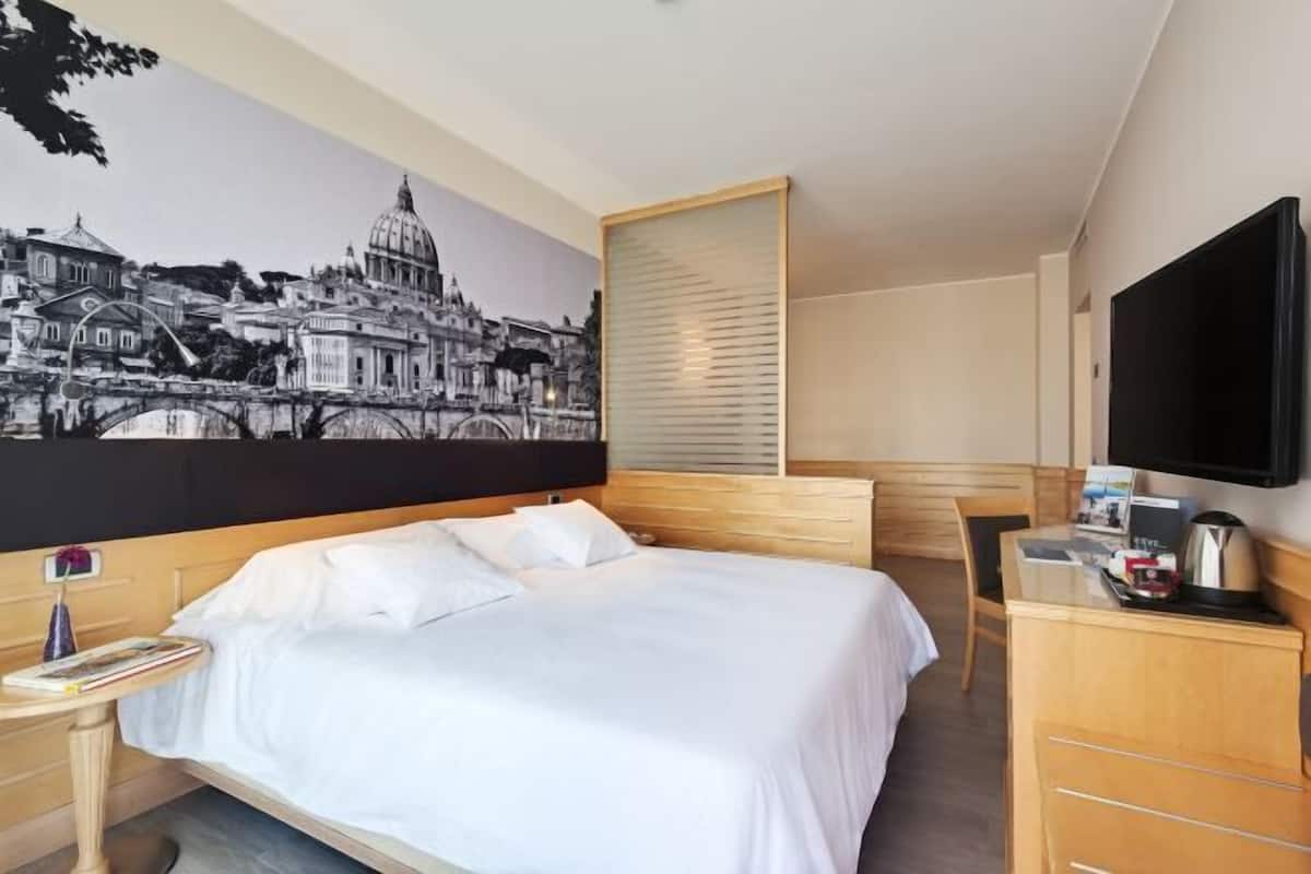 1 bedroom, hypo-allergenic bedding, minibar, in-room safe
