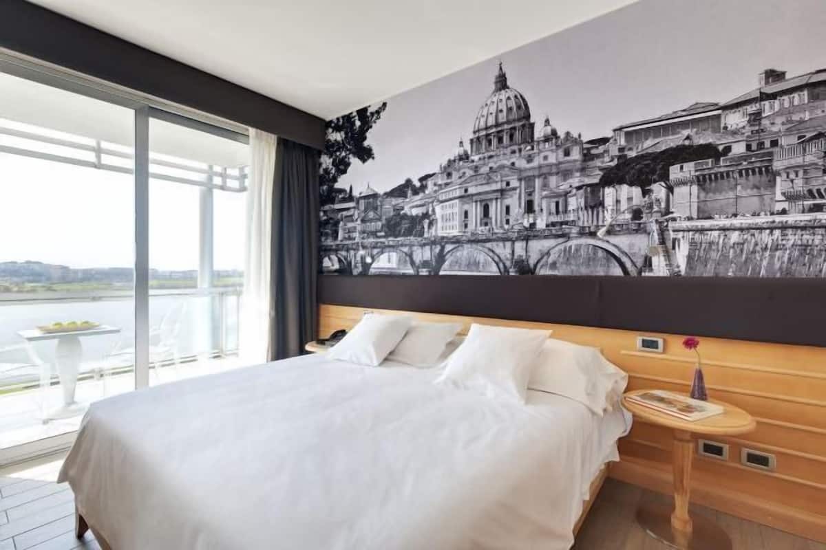 1 bedroom, hypo-allergenic bedding, minibar, in-room safe