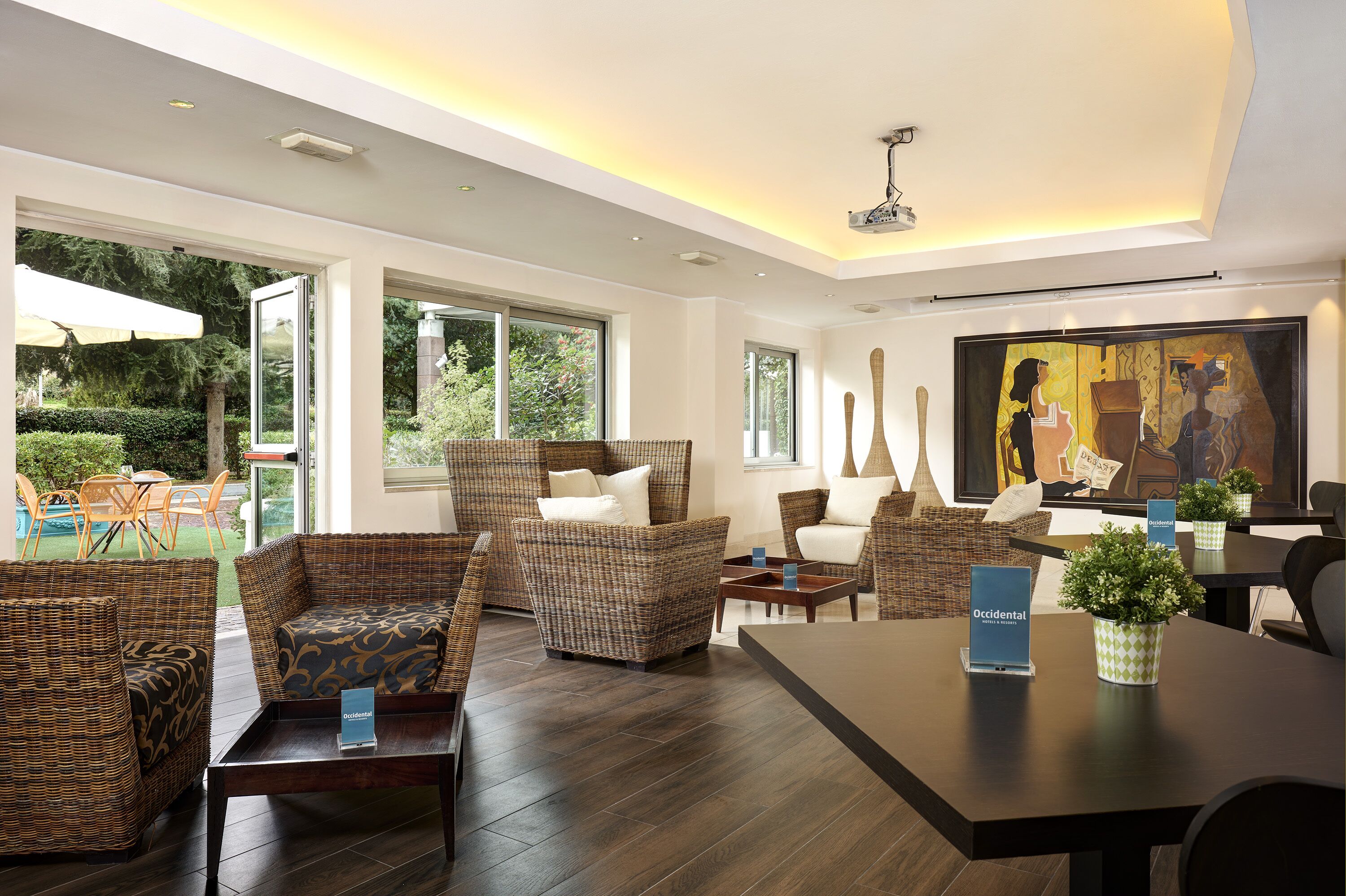 2 restaurants, breakfast served