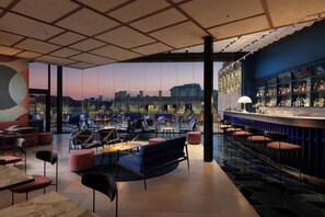 Cocktail bar, alfresco dining, open daily - Le Méridien Visconti Rome (Rome)