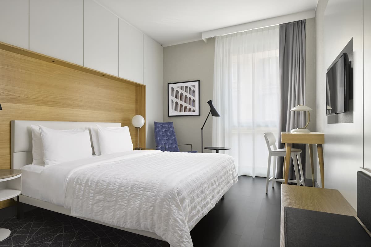 Deluxe Room, 1 King Bed | Hypo-allergenic bedding available, minibar (some free items)