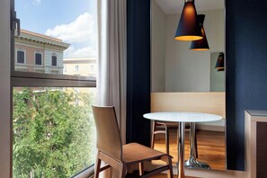Executive Triple Room | Hypo-allergenic bedding, free minibar items, in-room safe, desk