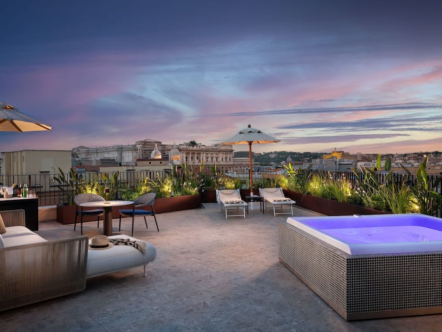 特色套房, 1 间卧室 | 防过敏的被褥、免费迷你吧物品、客房内保险箱、办公桌