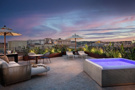 Suite Signature, 1 chambre | Literie hypoallergénique, mini-bar avec articles gratuits. Le Méridien Visconti Rome