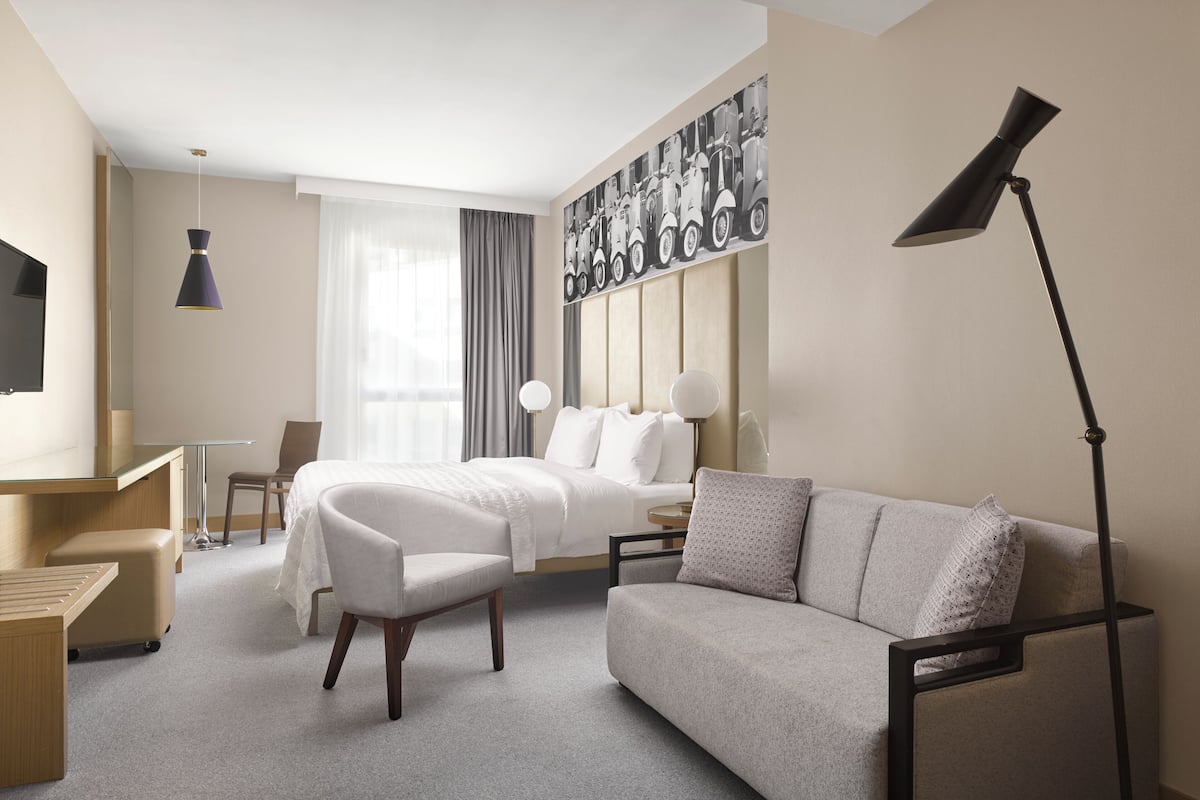 Executive Triple Room | Hypo-allergenic bedding, free minibar items, in-room safe, desk