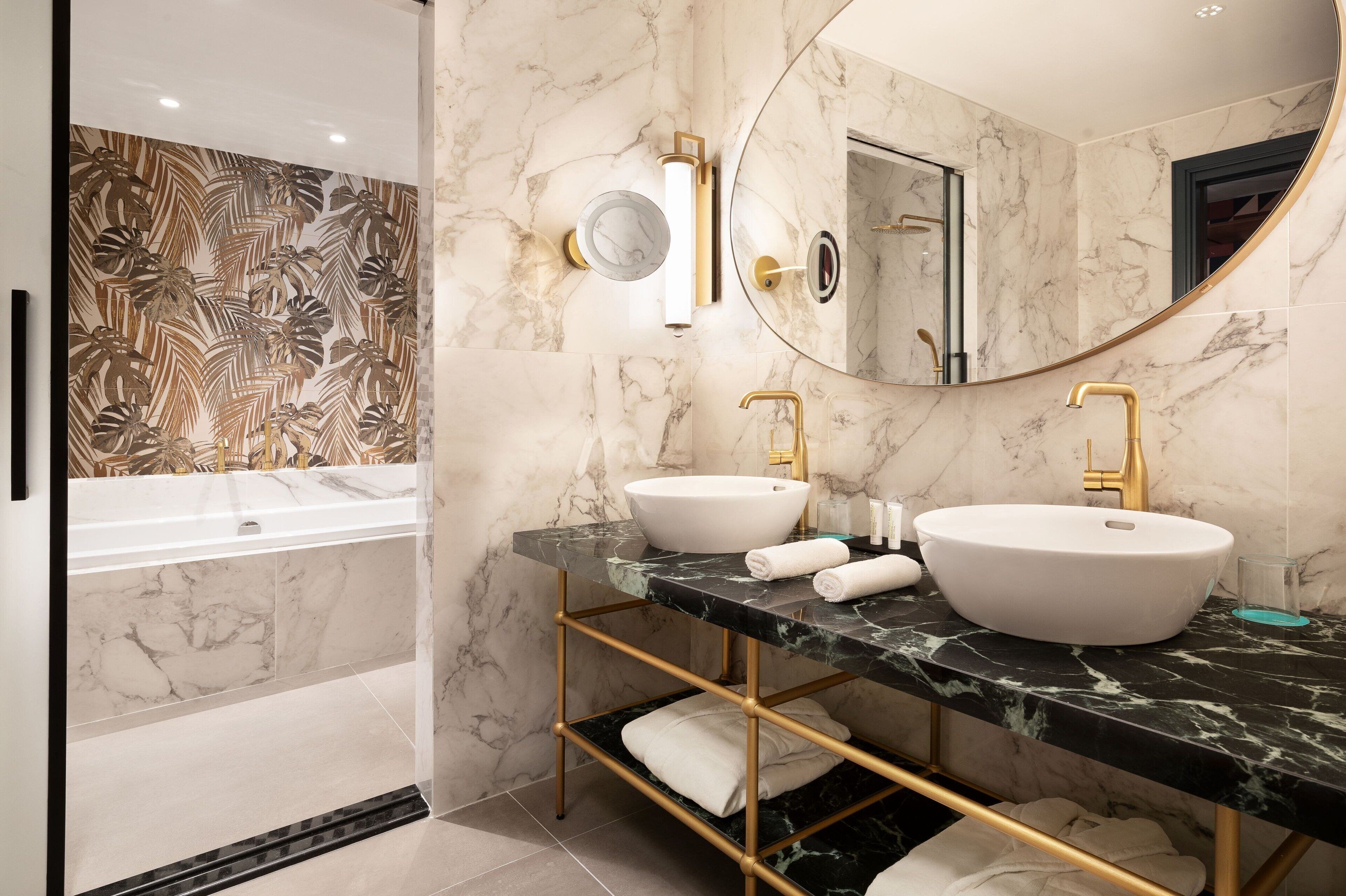 signature suite, 1 bedroom | bathroom | free toiletries, hair dryer, bathrobes, slippers