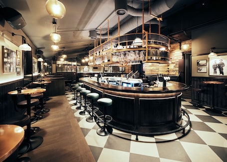 2 bares, salón en el lobby, pub