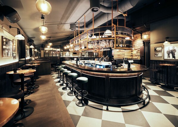 2 bars/lounges, lobby lounge, pub