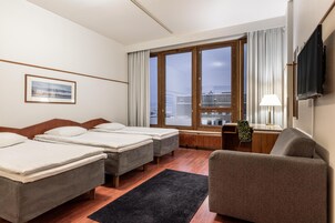 Quarto família | Escrivaninha, berços grátis, Wi-Fi de cortesia, roupa de cama