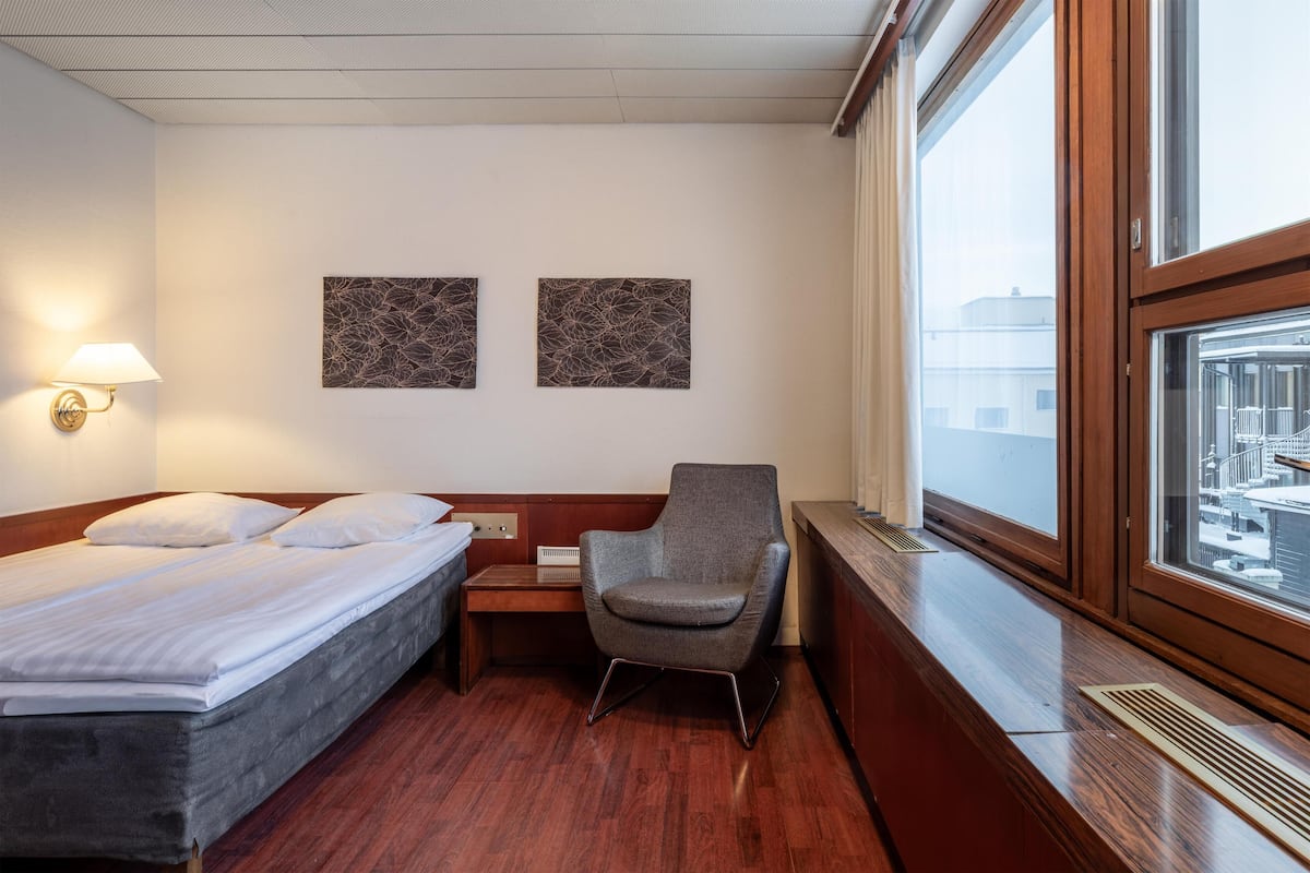 Chambre double | Bureau, lit de bébé (gratuit), accès au Wi-Fi (inclus), literie fournie